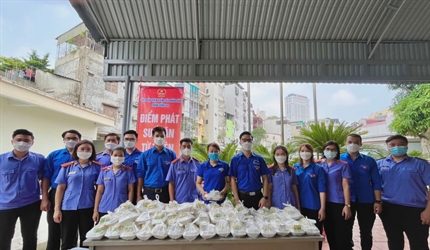 Chi đoàn Viện KSND quận Đống Đa trao tặng suất ăn nghĩa tình tại Bệnh...